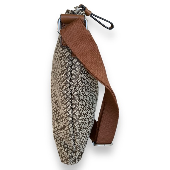 TOMMY HILFIGER GARDEN CLASSIC MEDIUM CROSSBODY GEO JACQUARD BAG - Picture 3 of 8